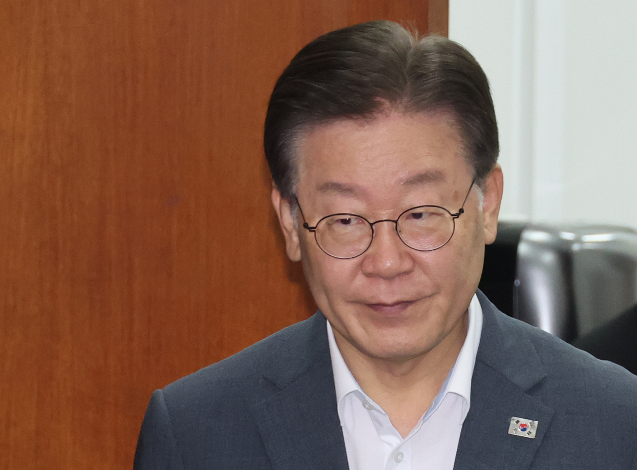 이재명 더불어민주당 대표가 23일 국회 당 사무실에서 열린 최고위원회의에 참석하고 있다. [연합]