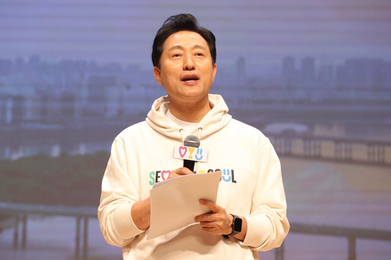 서울 시내 이동통신 3사(SK텔레콤·KT·LG유플러스) 매장 총 97곳이 23일부터 ‘우리동네 디지털안내소’로 지정돼 방문객에게 스마트폰 이용 방법을 무료로 안내한다. 사진은 오세훈 서울시장. [연합]
