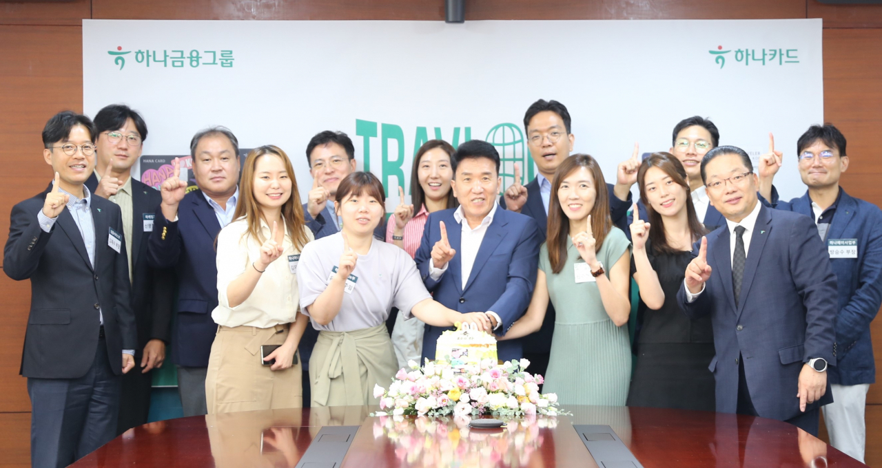 함영주 하나그룹 회장과 이호성 하나카드 대표 및 직원들이 트래블로그 가입자 200만 돌파를 축하하고 있다. [하나카드 제공]