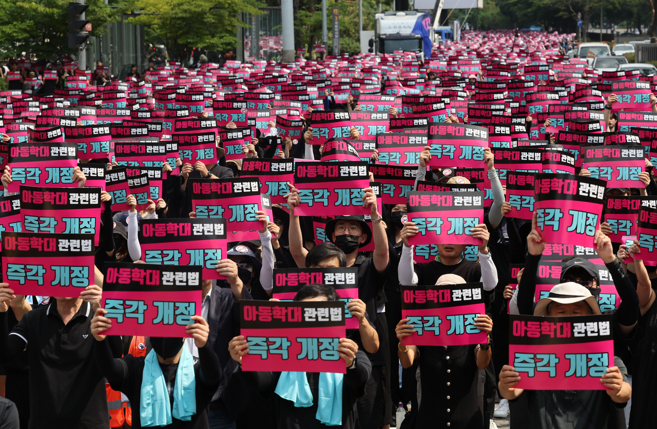 지난 19일 오후 서울 여의도 국회 앞에서 전국 각지에서 모인 교사들이 서이초 교사 사망 사건 진상규명과 아동학대 관련법 즉각 개정을 촉구하는 집회를 하고 있다. [연합]