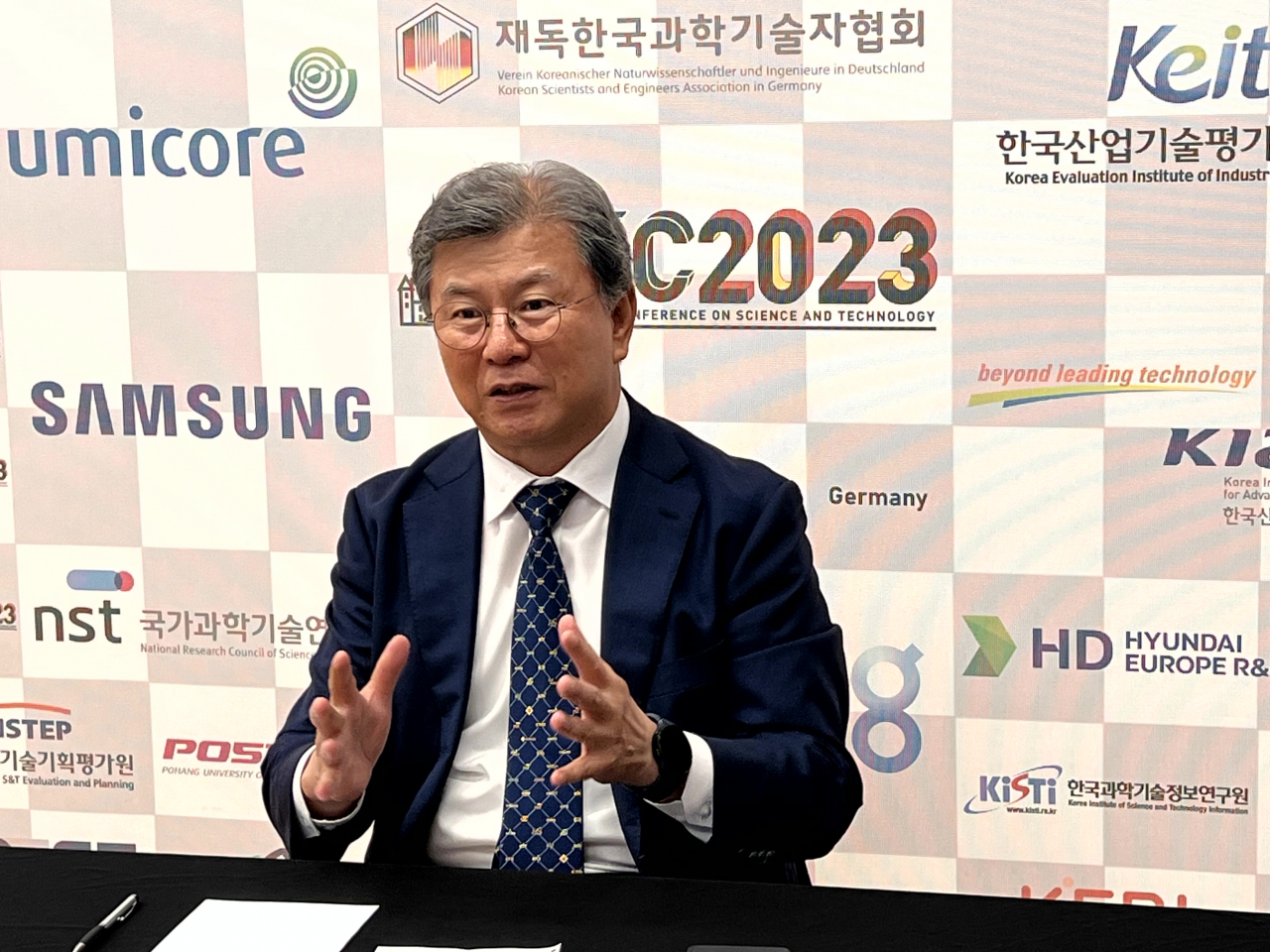 김복철 국가과학기술연구회(NST) 이사장이 지난 17일(현지 시각) 독일 뮌헨 사이언스콩그레스 센터에서 정부의 연구개발(R&D) 예산 삭감에 대해 이야기하고 있다.