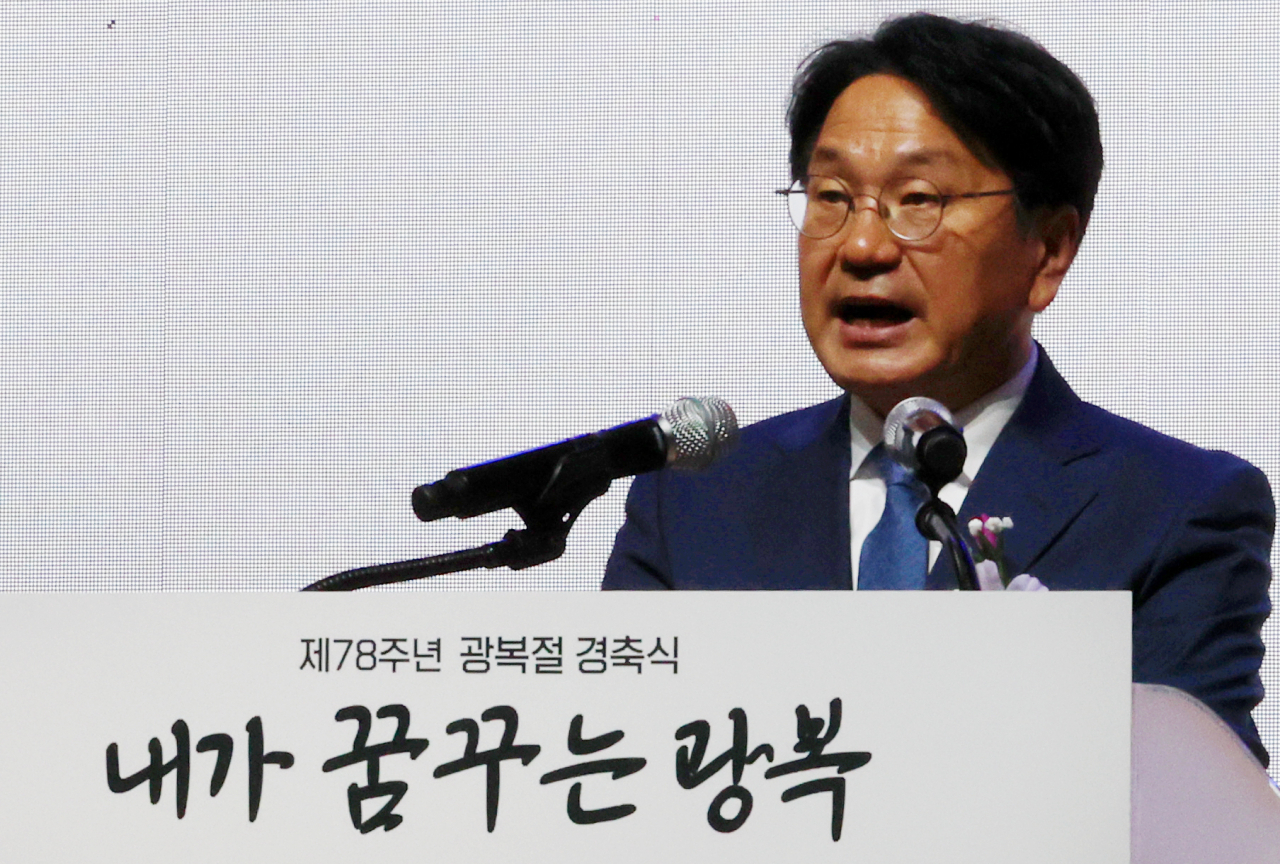 15일 오전 광주시청에서 열린 제78주년 광복절 경축식에서 강기정 광주시장이 경축사를 하고 있다.[연합]