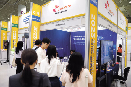 21일 코엑스에서 개최된 외국인 유학생 박람회 ‘글로벌 탤런트 페어 에서 참가자들이 SK바이오사이언스 부스를 방문해 채용 관련 설명을 듣고 있다. [SK바이오사이언스 제공]