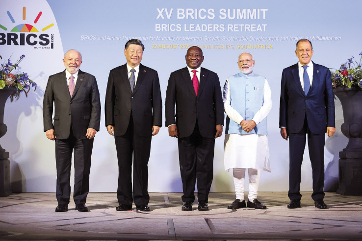 브라질, 러시아, 인도, 중국, 남아프리카공화국 등 신흥 경제 5개국이 회원인 브릭스(BRICS) 정상회의가 22일(현지시간) 남아공 요하네스버그 샌튼 컨벤션센터에서 개막했다. 루이스 이나시우 룰라 다시우바(왼쪽부터) 브라질 대통령과 시진핑 중국 국가주석, 시릴 라마포사 남아공 대통령, 나렌드라 모디 인도 총리, 세르게이 라브로프 러시아 외무장관 등이 이날 현지에서 기념촬영을 하고 있다. [AP]