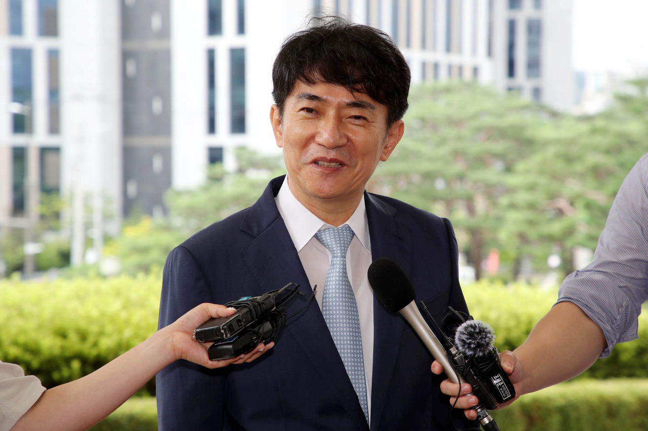 Supreme Court Chief Justice nominee Lee Gyun-ryong speaks to reporters at the Supreme Court in Seoul on Wednesday. (Yonhap)