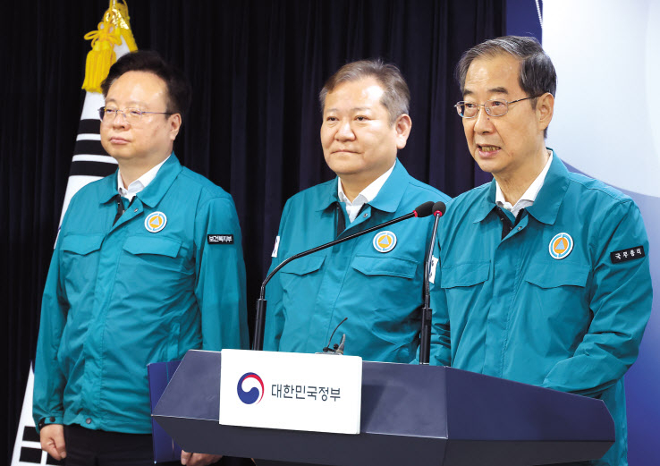 한덕수 국무총리가 23일 오전 서울 종로구 정부서울청사에서 이상 동기 범죄 재발 방지를 위한 담화문 발표를 하고 있다. 담화문 발표에는 이상민(가운데) 행정안전부 장관, 한동훈 법무부 장관, 조규홍(맨 왼쪽) 보건복지부 장관, 윤희근 경찰청장이 배석했다. [연합]