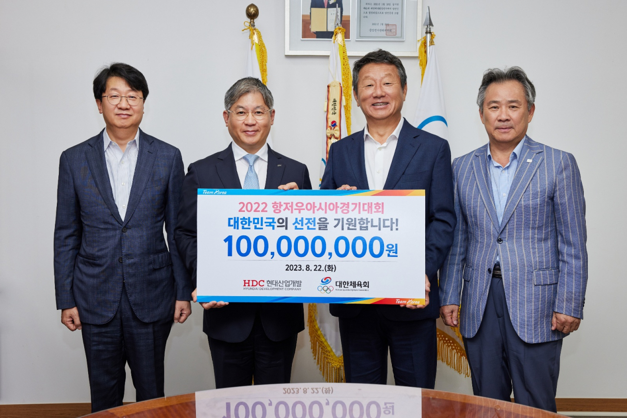 지난 22일 서울시 송파구 대한체육회에서 진행된 항저우 아시안게임 선전 기원 격려금 전달식에 이기흥 대한체육회장과 최익훈 HDC현대산업개발 대표이사, 최윤 항저우 아시안게임 선수단장, 윤성욱 대한체육회 사무총장 등이 참석한 가운데 대한민국 선수단의 선전을 기원했다. (사진 왼쪽에서 첫 번째부터 차례로 윤성욱 대한체육회 사무총장, 최익훈 HDC현대산업개발 대표이사, 최윤 항저우 아시안게임 선수단장, 이기흥 대한체육회장)[사진=HDC현대산업개발 제공]
