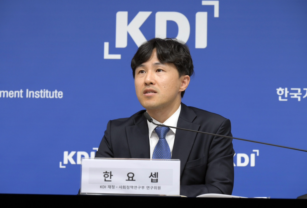 한요셉 한국개발연구원(KDI) 재정·사회정책연구부 연구위원이 23일 정부세종청사 중앙동 내 기재부 기자실에서 플랫폼 종사자 보호 방안을 발표하고 있다.[KDI 제공]