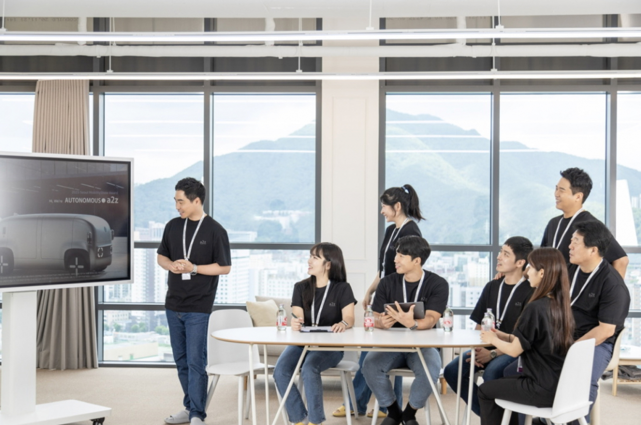 한지형(왼쪽) 오토노머스에이투지 한지형 대표가 임직원들에게 글로벌스탠다드와 관련해 직원들과 의견을 나누고 있다. [오노토머스에이투지 제공]