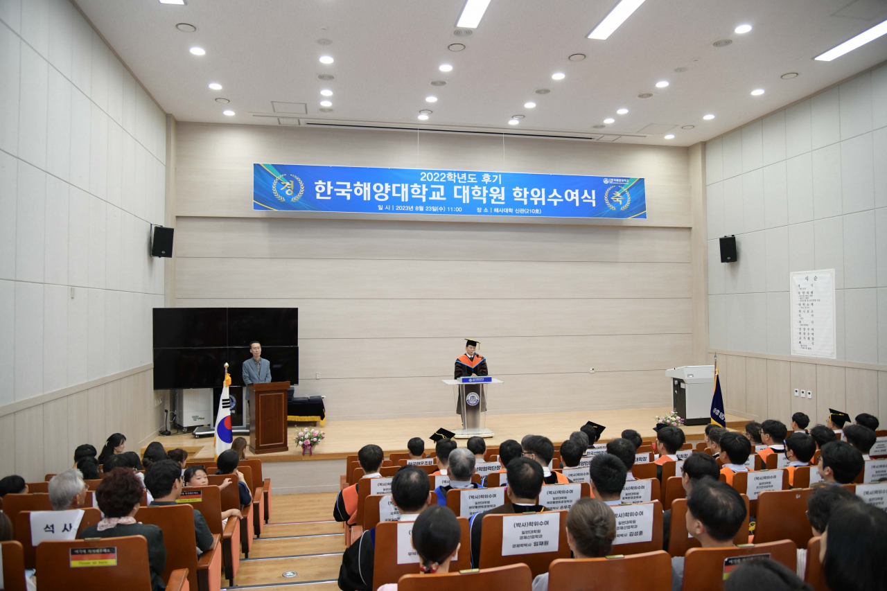 도덕희 한국해양대학교 총장이 23일 오전 ‘2022학년도 후기 대학원 학위수여식’에서 축사하고 있다. [사진=한국해양대]