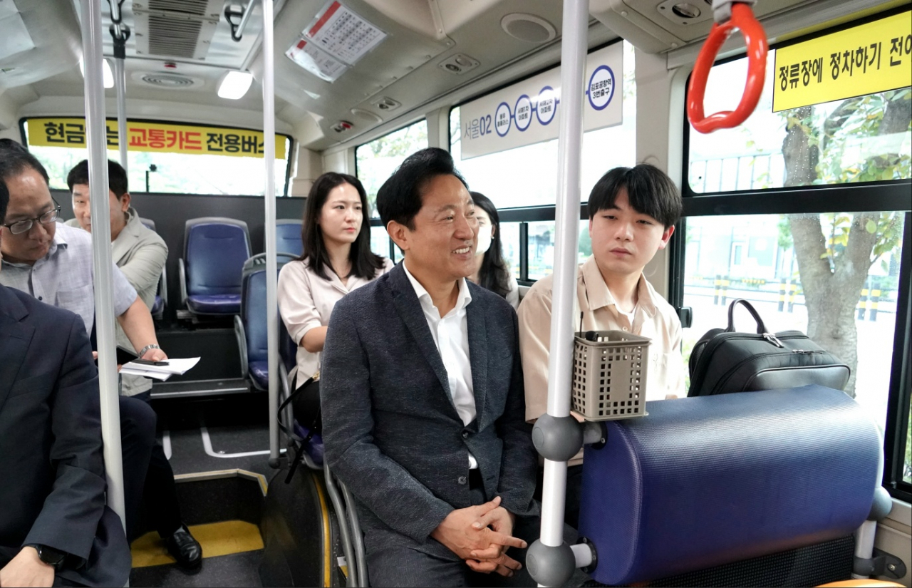 오세훈 서울시장은 23일 신분당선 서북부연장(용산~삼송) 사업이 기획재정부의 예비타당성 조사를 통과하지 못한 것에 대해 유감을 표하며 “중단 없이 추진하겠다”고 밝혔다. 사진은 오세훈 시장이 경기도에서 서울로 출퇴근하는 수도권 주민의 교통난 해소를 위한 맞춤형 광역교통수단인 ‘서울동행버스’ 시승 장면. [연합]