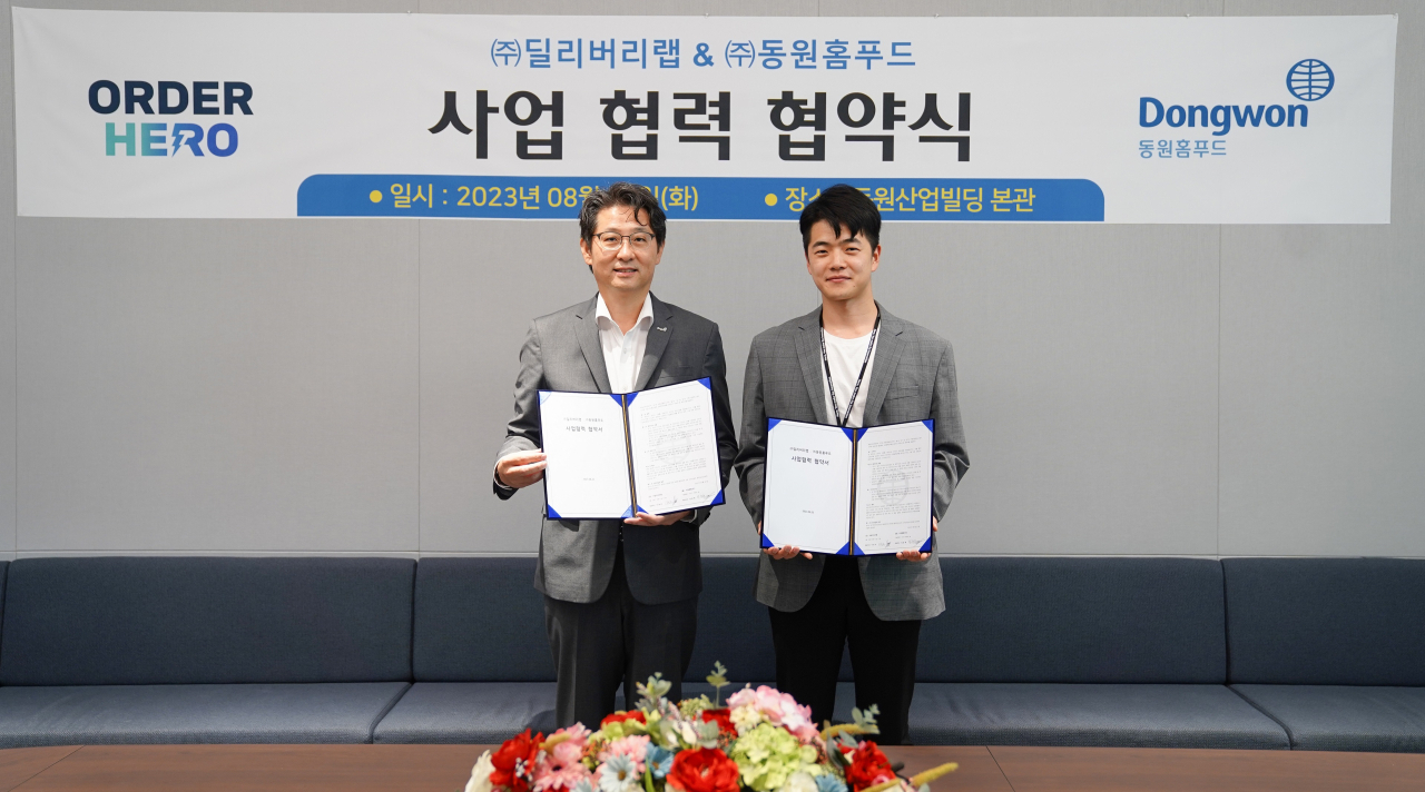 22일 서울 서초구 동원산업빌딩에서 열린 동원홈푸드-딜리버리랩 간 업무 협약식. 왼쪽부터 정문목 동원홈푸드 대표와 이원석 딜리버리랩 대표. [동원그룹 제공]