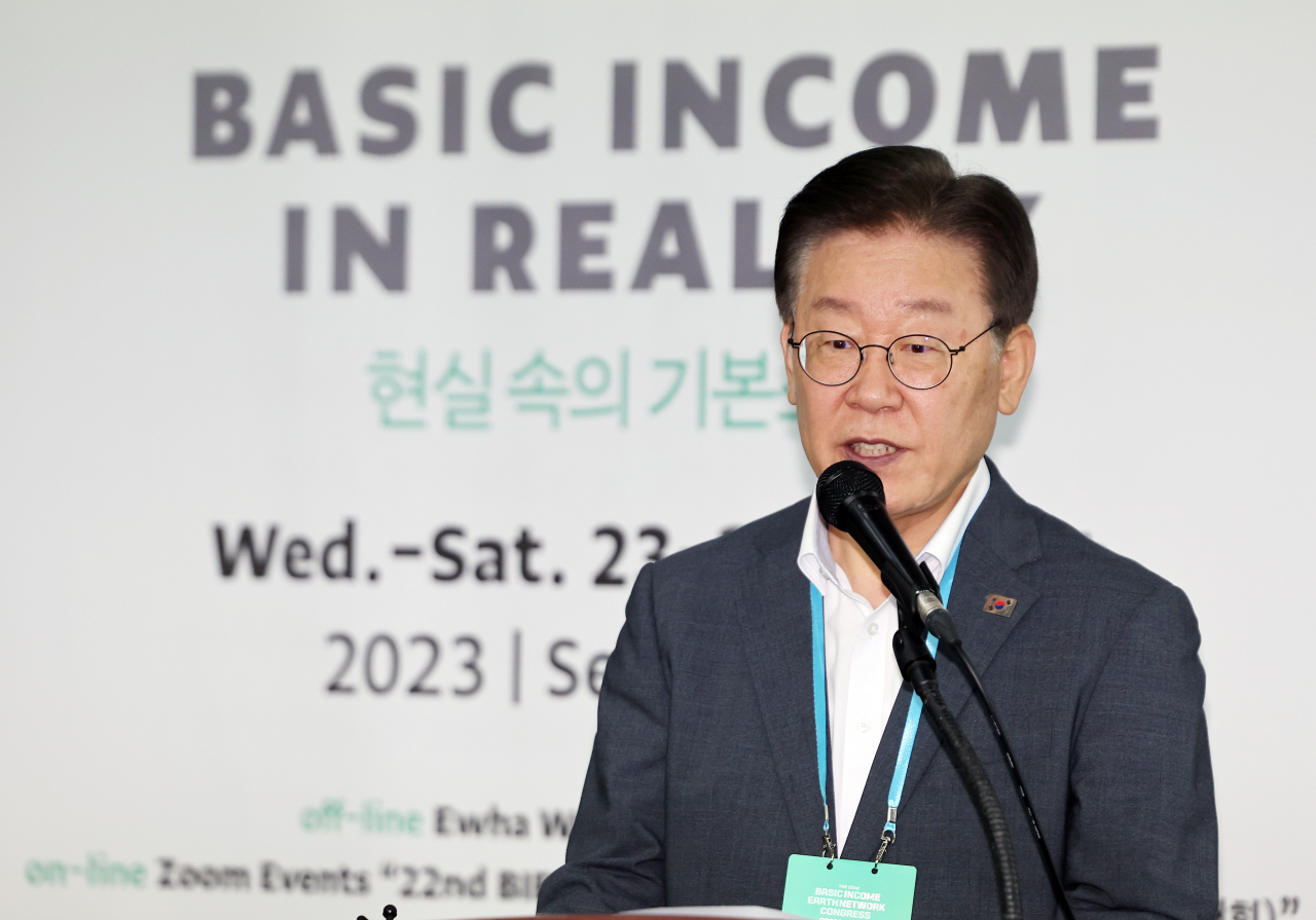 이재명 더불어민주당 대표가 23일 오전 서울 이화여자대학교 ECC에서 열린 제22차 기본소득 지구 네트워크 대회 개막식에서 축사하고 있다. [연합]