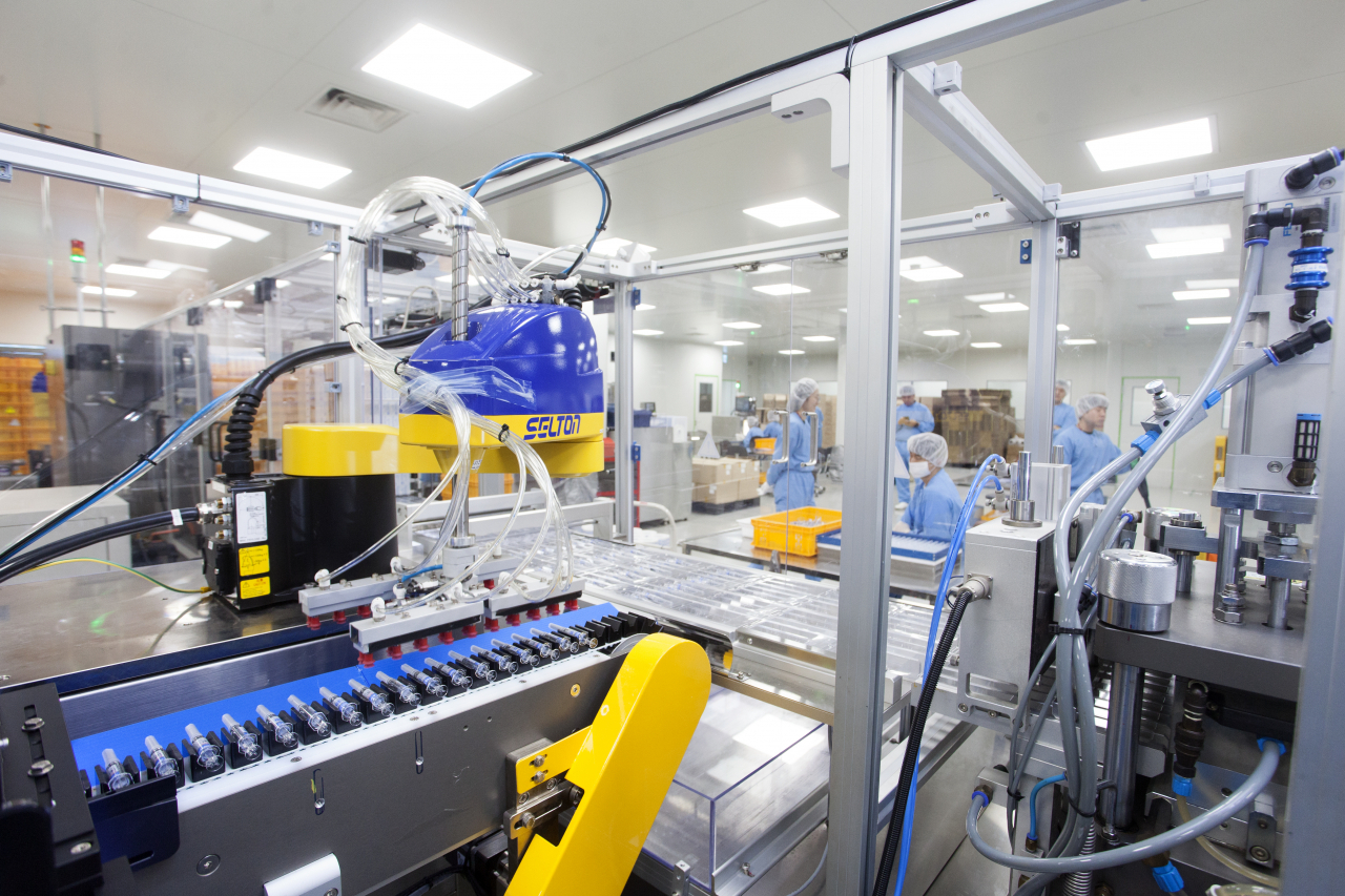 Researchers supervise the process of SKYCellflu’s automatic packaging process at SK bioscience’s vaccine manufacturing facility, L HOUSE, in Andong, North Gyeongsang Province. (SK bioscience)