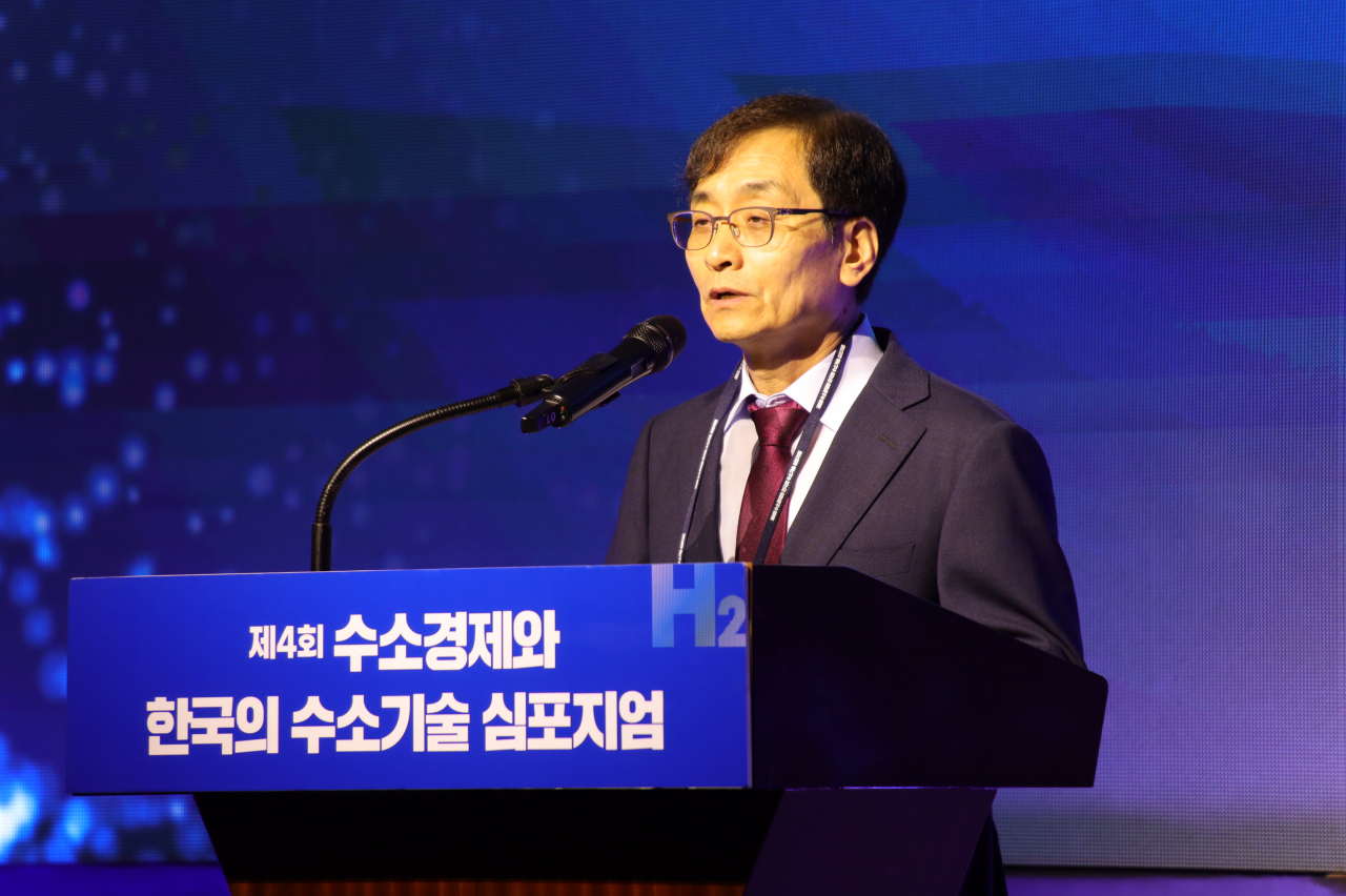 이창근 한국에너지기술연구원 원장이 23일 열린 제4회 수소경제와 한국의 수소기술 심포지엄에서 개회사를 하고 있다.[한국에너지기술연구원 제공]