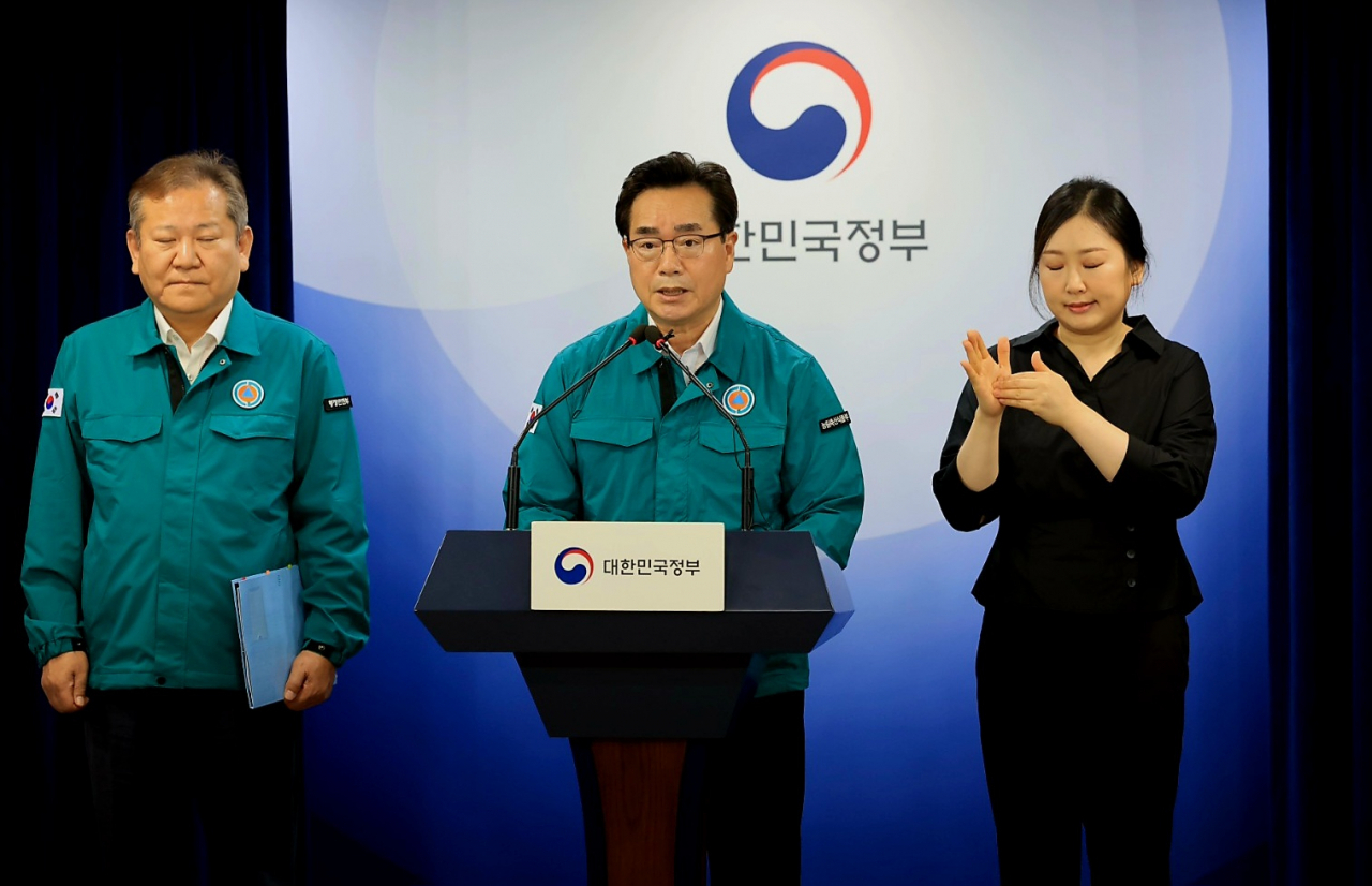 정황근 농림축산식품부 장관(가운데)이 23일 오전 서울 종로구 정부서울청사에서 올여름 호우 피해를 본 농축산 분야 피해 정부 지원 상향 및 확대 방안에 대한 세부 지원 사항에 대해 발표하고 있다. [농림축산식품부 제공]