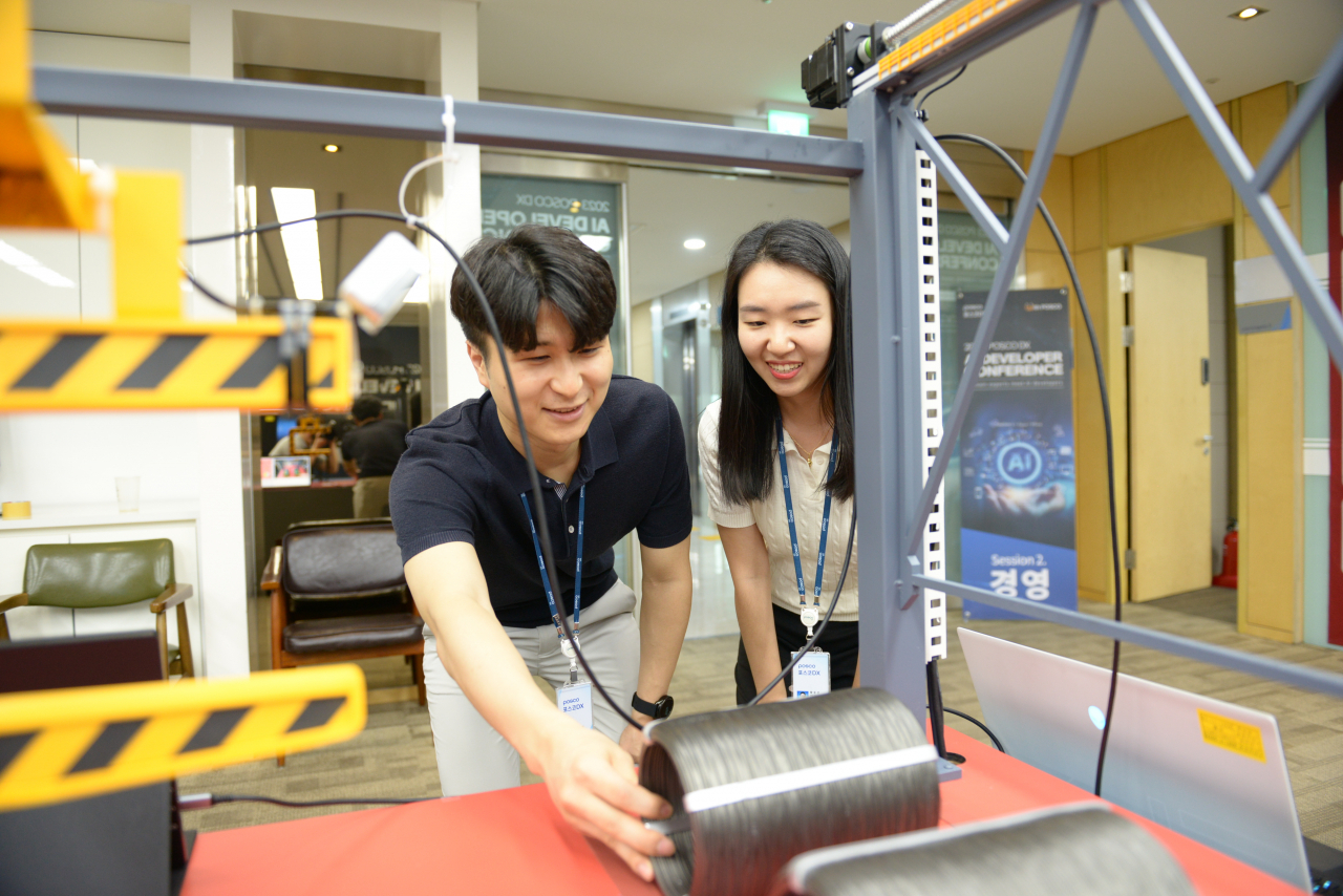 포스코DX 기술연구소 연구원들이 영상인식 AI기술이 적용된 무인크레인 시스템을 시연하고 있다. [포스코DX 제공]