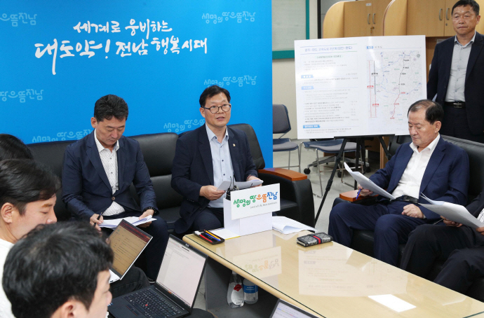 장헌범(가운데) 전남도 기획조정실장이 23일 오후 도청 기자실에서 광주완도 고속도로 2단계(강진-완도) 사업이 예비타당성조사 대상으로 선정돼 사업 추진에 탄력을 받게 됐다고 밝히고 있다.[전남도 제공]