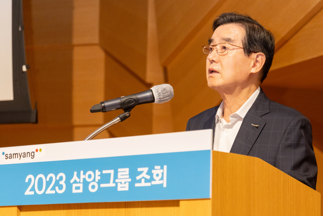 김윤 삼양그룹 회장이 23일 ‘2023년 삼양그룹 조회’를 열고 발언하고 있다. [삼양그룹 제공]