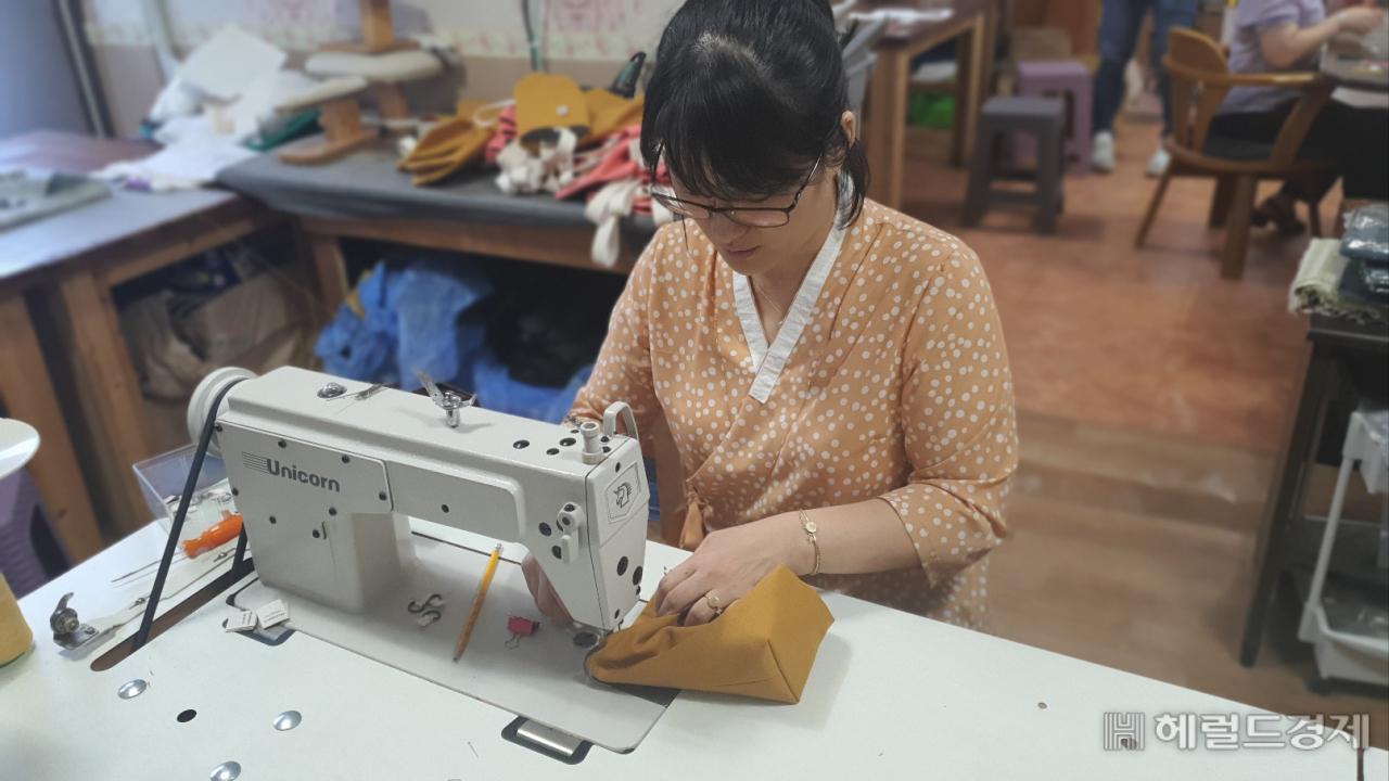 광주시는 ‘제2회 광주사회적경제박람회’를 25일부터 27일까지 사흘동안 김대중컨벤션센터에서 개최한다. 예쁜손공예협동조합 대표는 박람회 기간중 쇼룸전시회도 개최한다. 서인주 기자