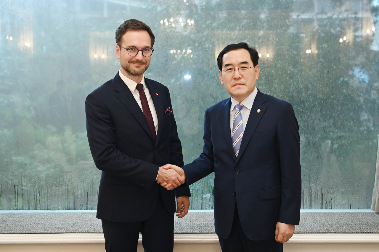 이창양 산업통상자원부 장관이 23일 서울 중구 롯데호텔에서 발데마르 부다(Waldemar Buda) 폴란드 경제개발기술부 장관을 만나 기념 촬영하고 있다. [산업통상자원부 제공]