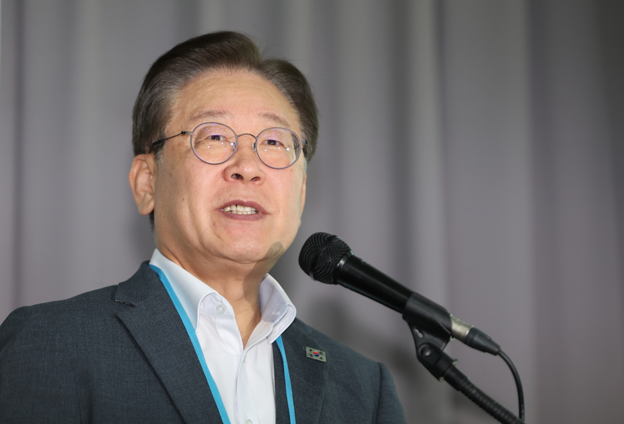 더불어민주당 이재명 대표가 23일 오전 서울 이화여자대학교 ECC에서 열린 제22차 기본소득 지구 네트워크 대회 개막식에서 축사하고 있다. [연합]