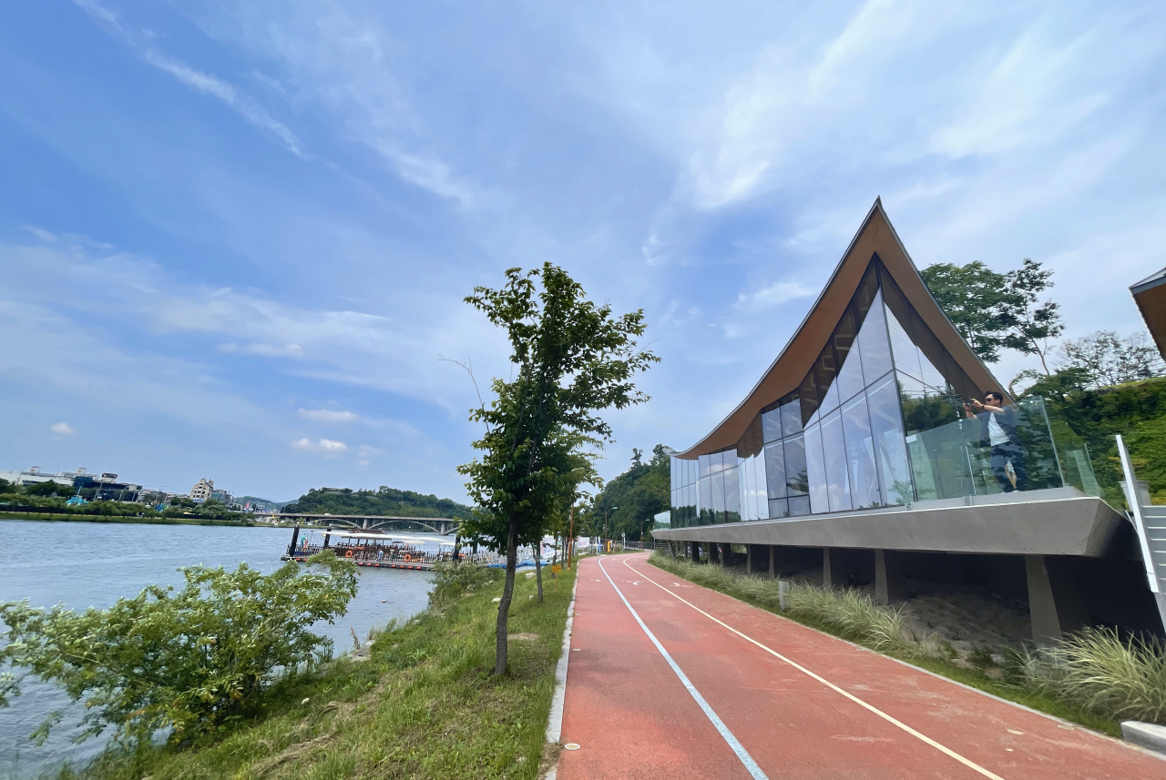 The Pavilion of Floating Lights, designed by architect Kim Jae-kyung, is situated in Jinju, South Gyeongsang Province, overlooking the Nam River. (Lee Sang-sub/The Korea Herald)