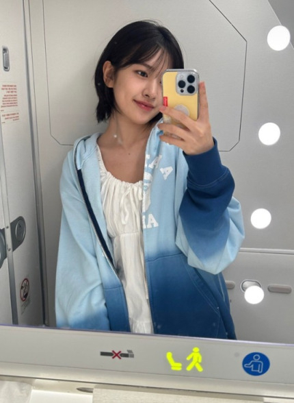 인기 걸그룹 아이브 안유진이 아이폰으로 셀카를 찍고 있는 사진을 공개했다. [SNS]