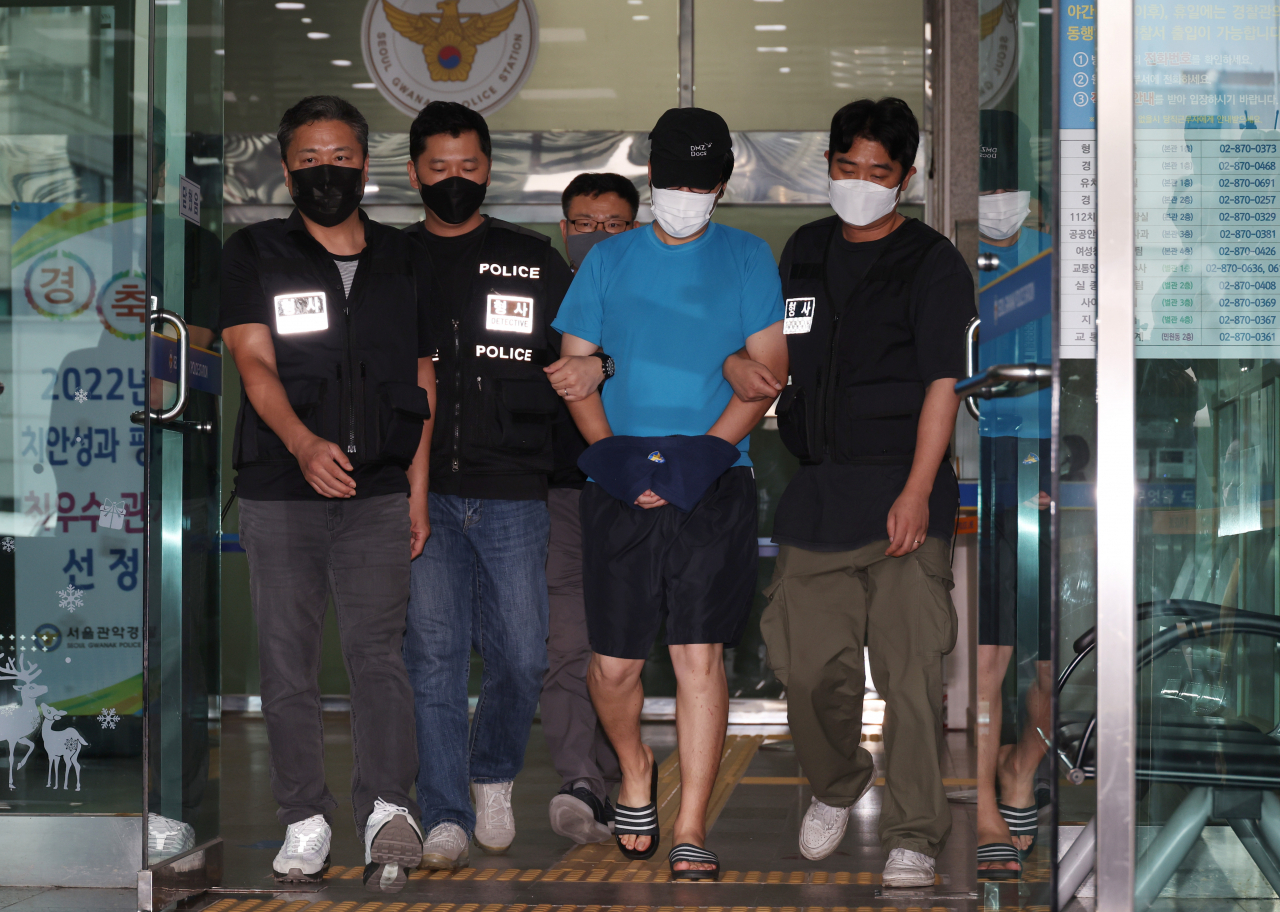 신림동 등산로 성폭행 살인범 최윤종이 지난 19일 서울중앙지법에서 열리는 영장실질심사를 위해 관악경찰서를 나서고 있다. [연합]