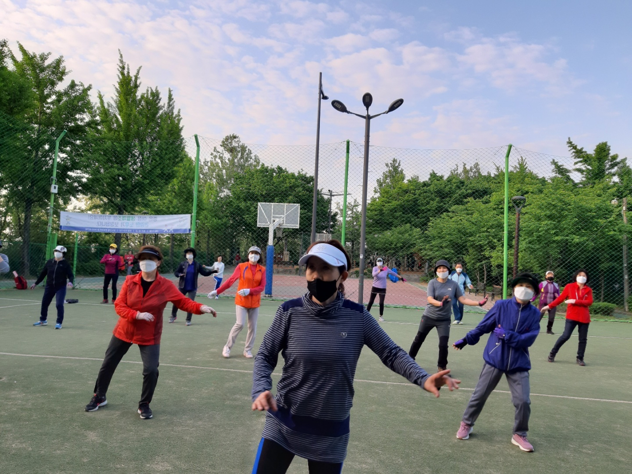 공원에서 생활체육교실 참여를 하고 있는 강서구 주민들. [강서구 제공]