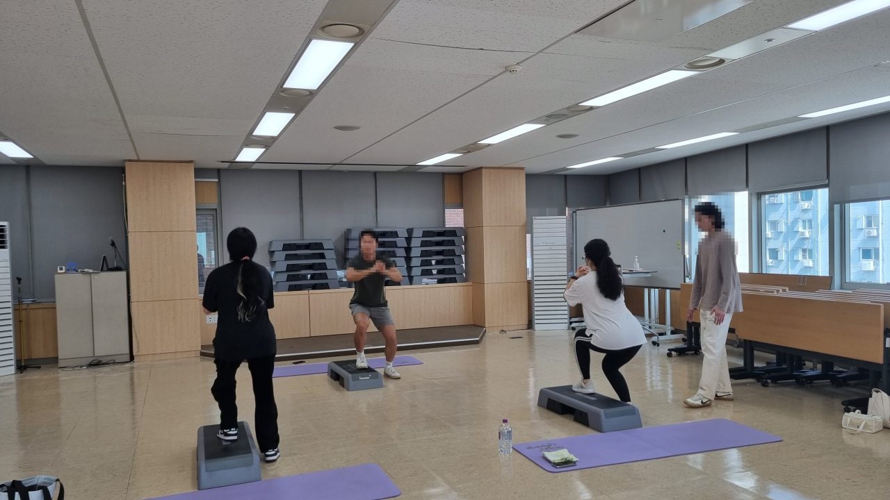 서울 관악구 주민들이 비만탈출 프로그램 수업을 받고 있는 모습. [관악구 제공]