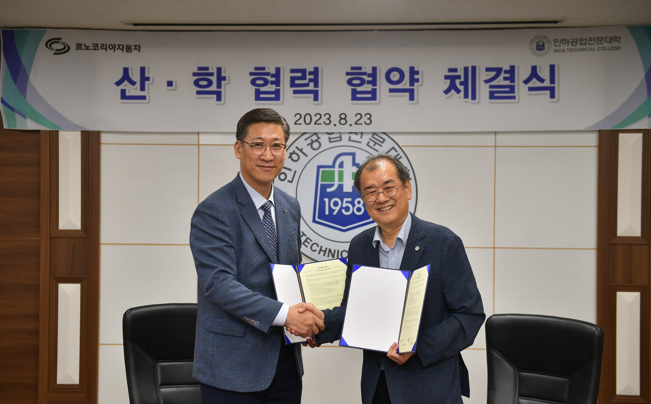 최성규(왼쪽) 르노코리아자동차 연구소장과 김성찬 인하공업전문대학교 총장이 23일 협약식에서 기념사진을 촬영하고 있다. [르노코리아자동차 제공]