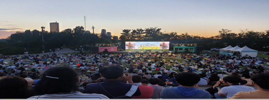2022년 개최된 서울 버스커 페스티벌에서 시민들이 음악을 듣고 있는 모습. [서울시 제공]