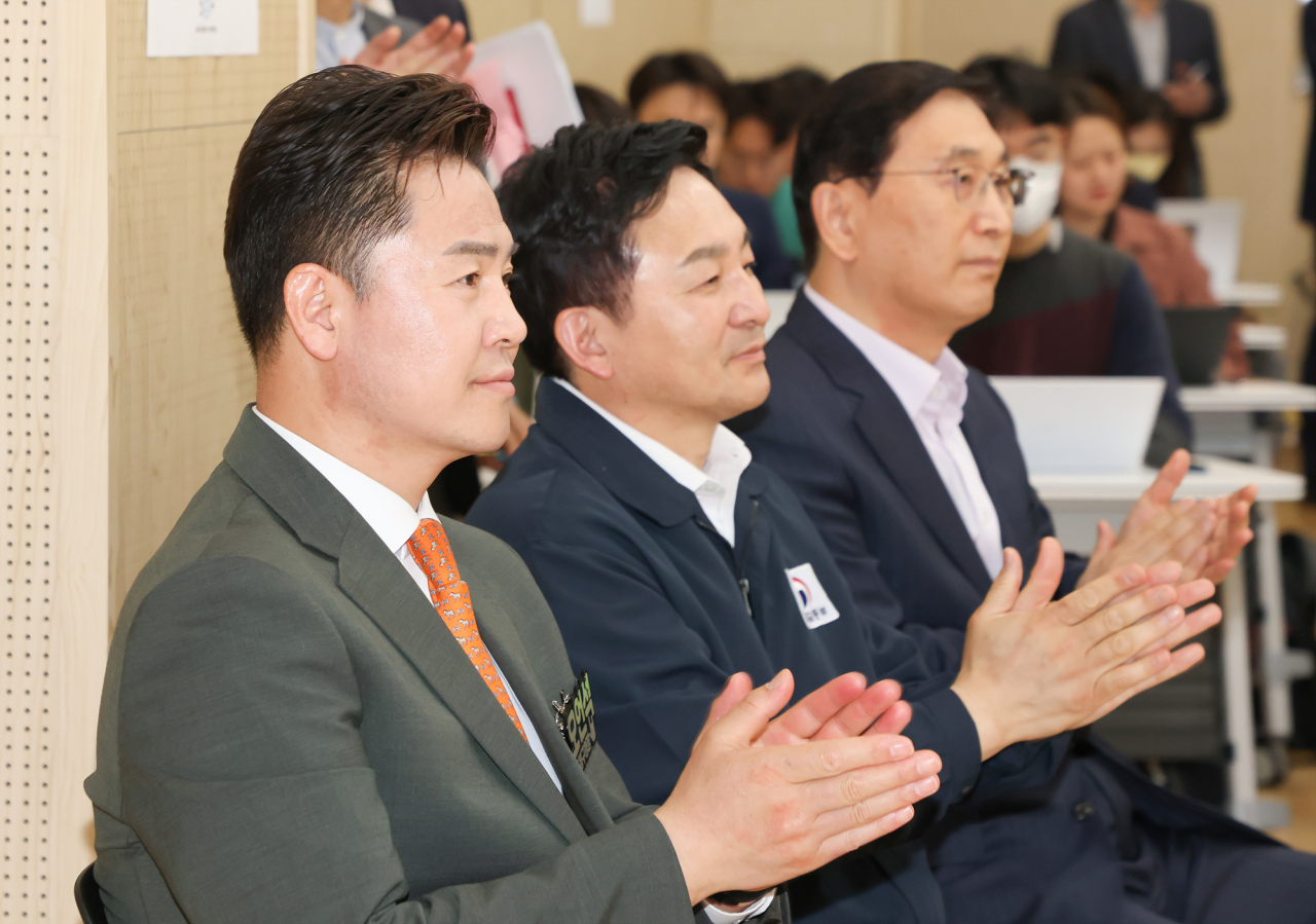 서울 도봉구는 국토교통부와 현대건설컨소시엄이 수도권광역급행철도 C노선(GTX-C) 실시협약을 체결했다고 24일 밝혔다. 사진은 창동역 주민설명회에 참석한 오언석 도봉구청장과 원희룡 국토교통부 장관. [도봉구 제공]
