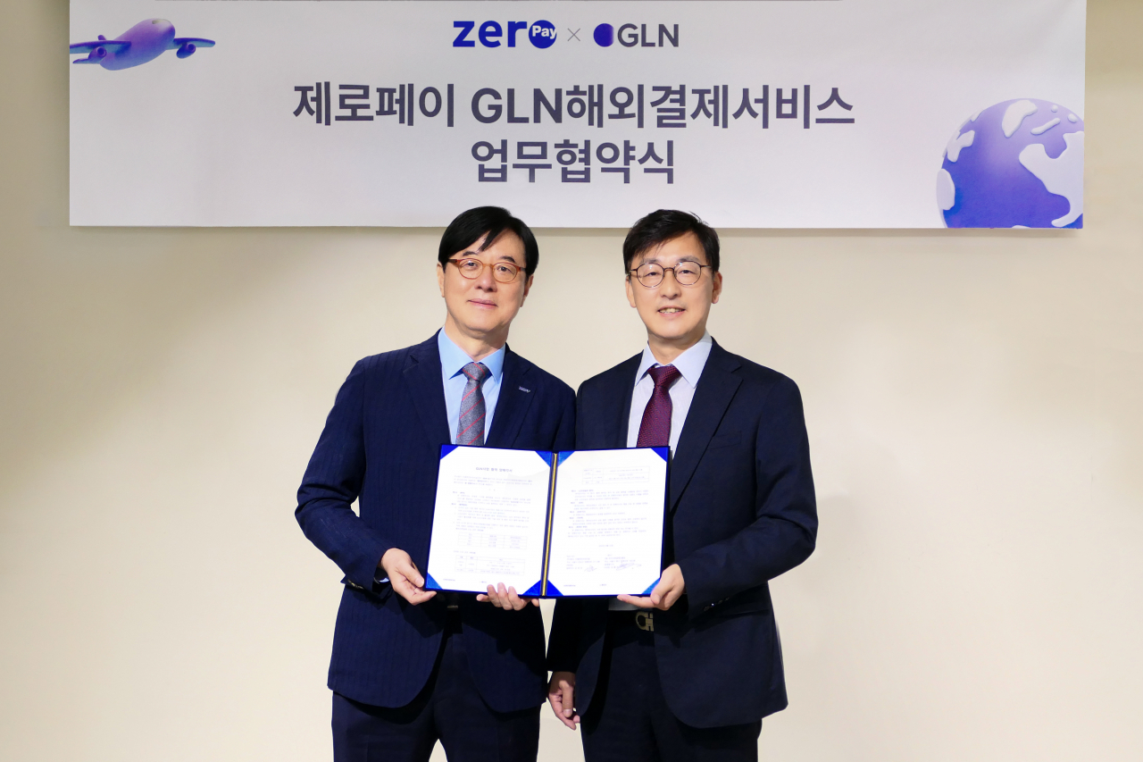 최통주(왼쪽) 한국간편결제진흥원 이사장과 김경호 GLN인터내셔널 대표가 업무협약 체결 후 기념사진을 촬영하고 있다.[한국간편결제진흥원 제공]