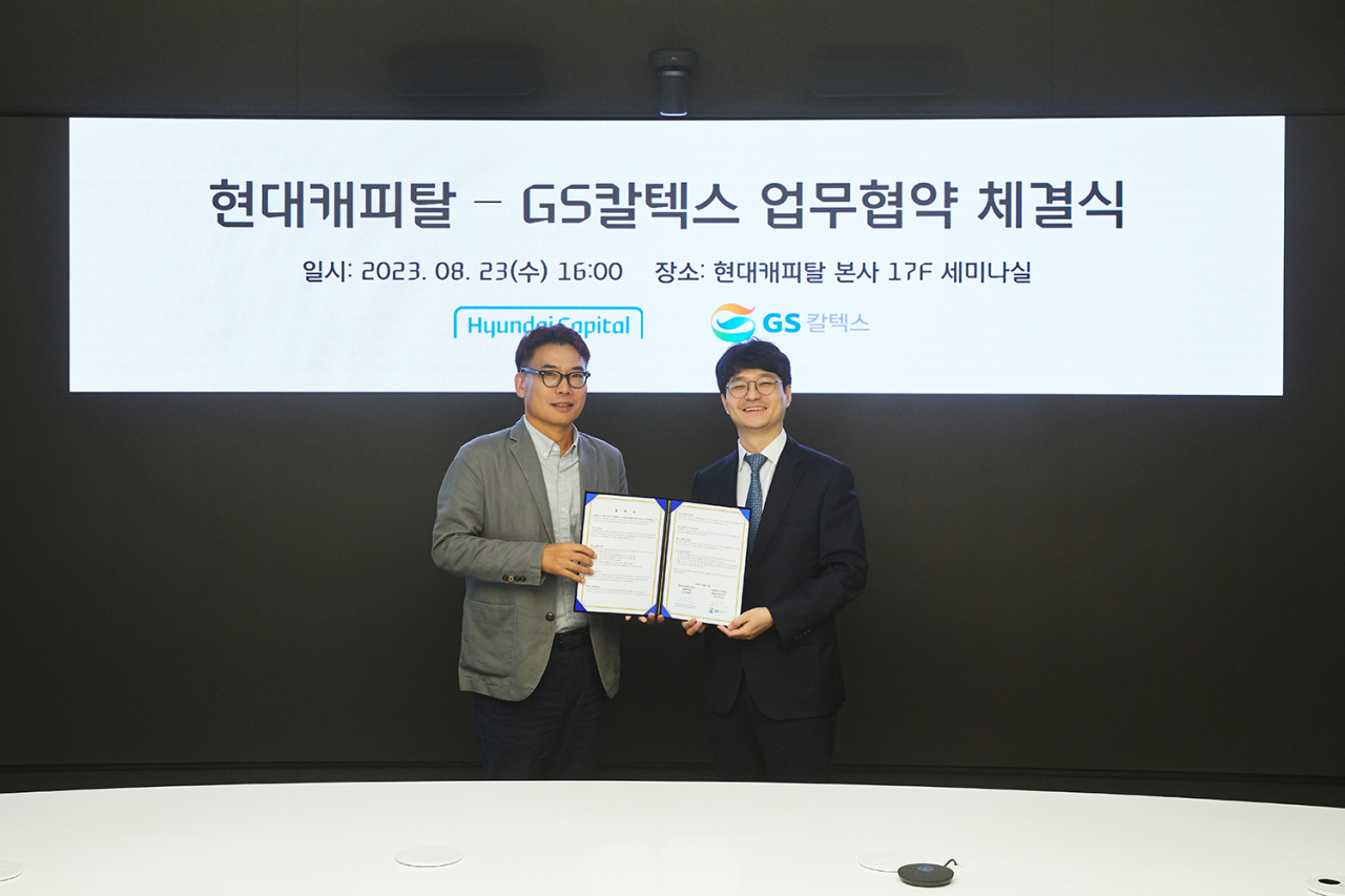안동찬(왼쪽) 현대캐피탈 상무와 조도현 GS칼텍스 상무가 업무협약(MOU)을 마치고 기념 촬영을 하고 있다.[현대캐피탈 제공]