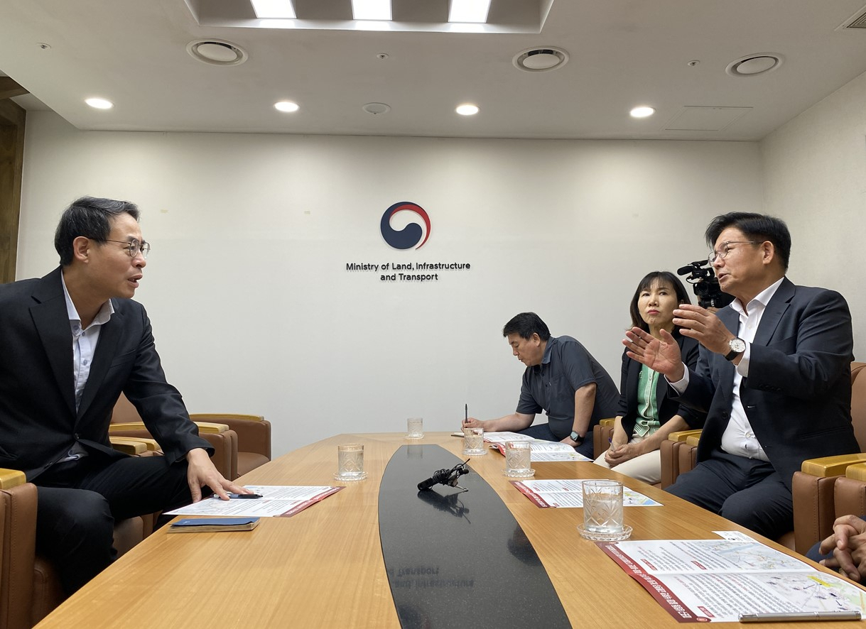 서울 마포구는 마포구청장이 강희업 국토교통부 대도시권광역교통위원장을 만나 신설되는 광역철도 대장홍대선에 디지털미디어시티(DMC)역 추가 설치를 요청했다고 24일 밝혔다. 사진은 박 구청장이 강 위원장을 만나는 장면. [마포구 제공]