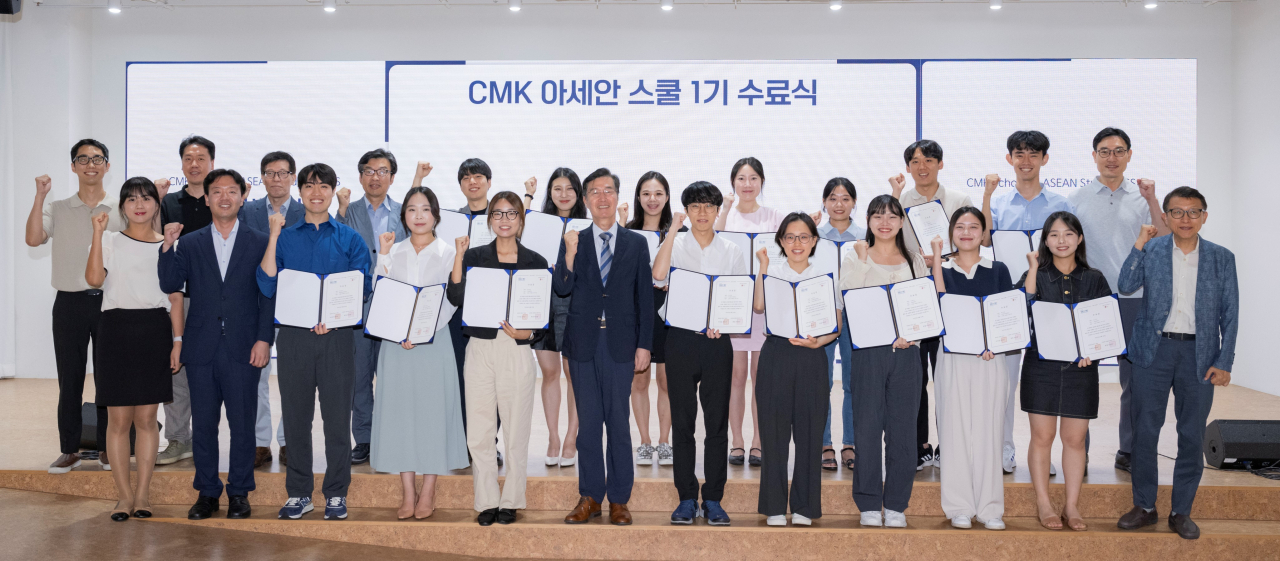 권오규(가운데) 현대차 정몽구 재단 이사장과 ‘CMK 아세안 스쿨’ 1기 학생들이 23일 수료식에서 기념사진을 촬영하고 있다. [현대차 정몽구 재단 제공]