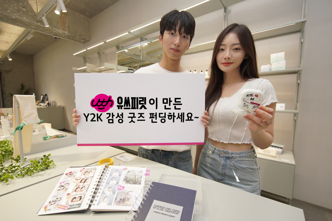 모델들이 서울 성동구 성수동 ‘공간와디즈’에서 Y2K 감성굿즈를 소개하고 있고 있다. [LG유플러스 제공]