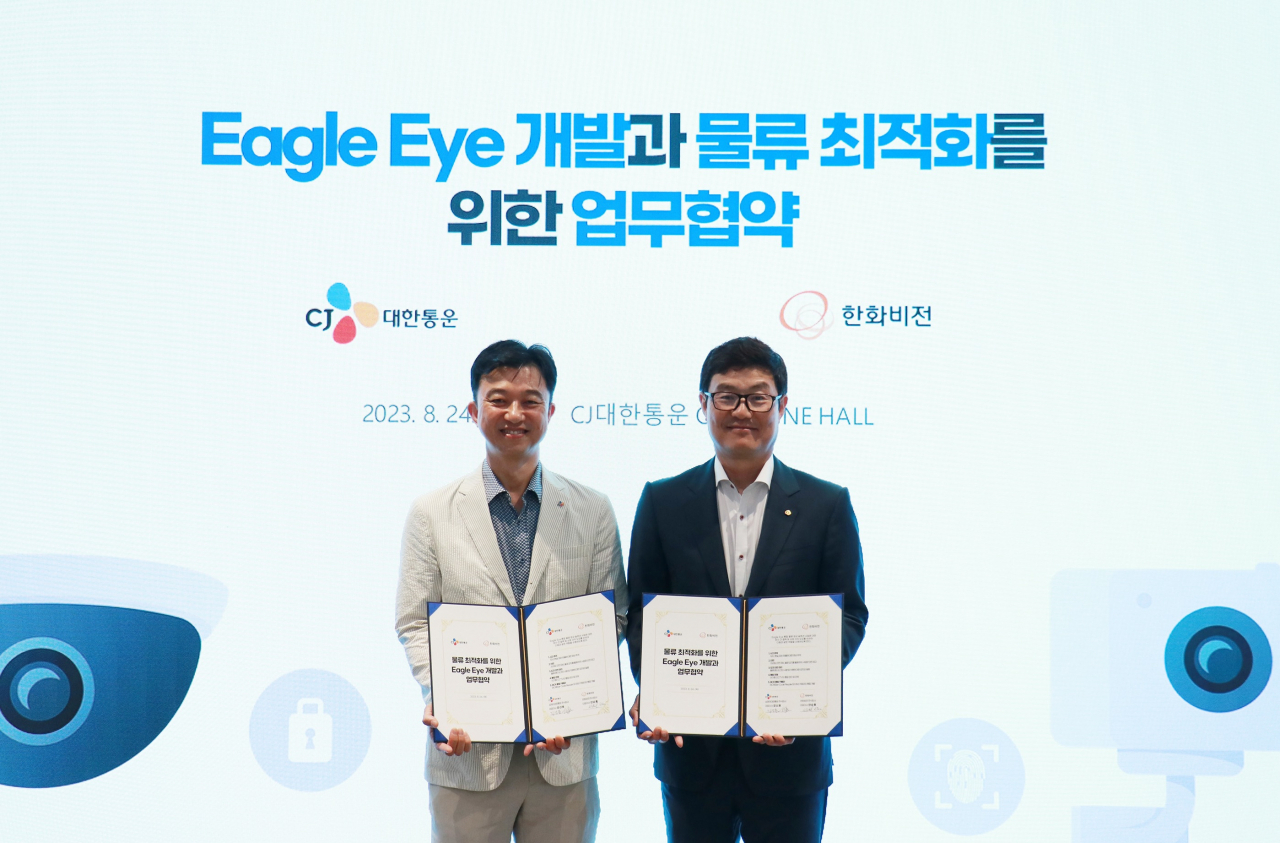 김경훈(왼쪽) CJ대한통운 TES물류기술연구소장과 김기철 한화비전 영업마케팅실장이 서울 종로구 사옥에서 열린 업무협약식에서 기념사진을 촬영하고 있다. [CJ대한통운 제공]