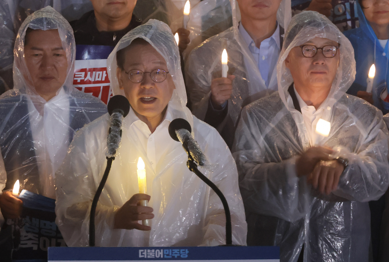 이재명 더불어민주당 대표가 23일 국회 본청 앞 계단에서 열린 후쿠시마 원전오염수 해양투기 철회 촉구 촛불집회에서 발언하고 있다. 오른쪽은 박광온 원내대표. [연합]