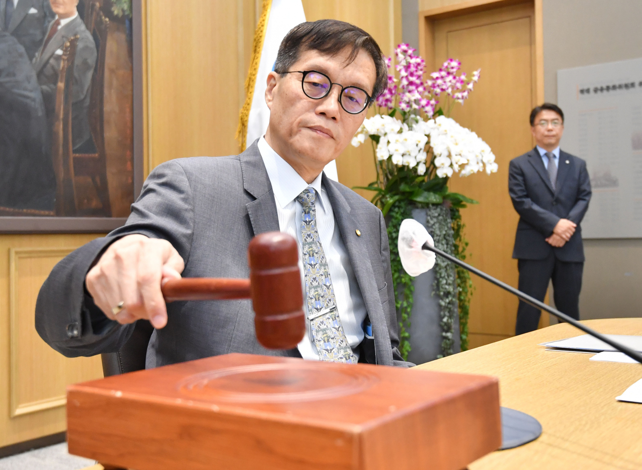 이창용 한국은행 총재가 24일 서울 중구 한국은행에서 열린 금융통화위원회를 주재하며 의사봉을 두드리고 있다. [사진공동취재단]