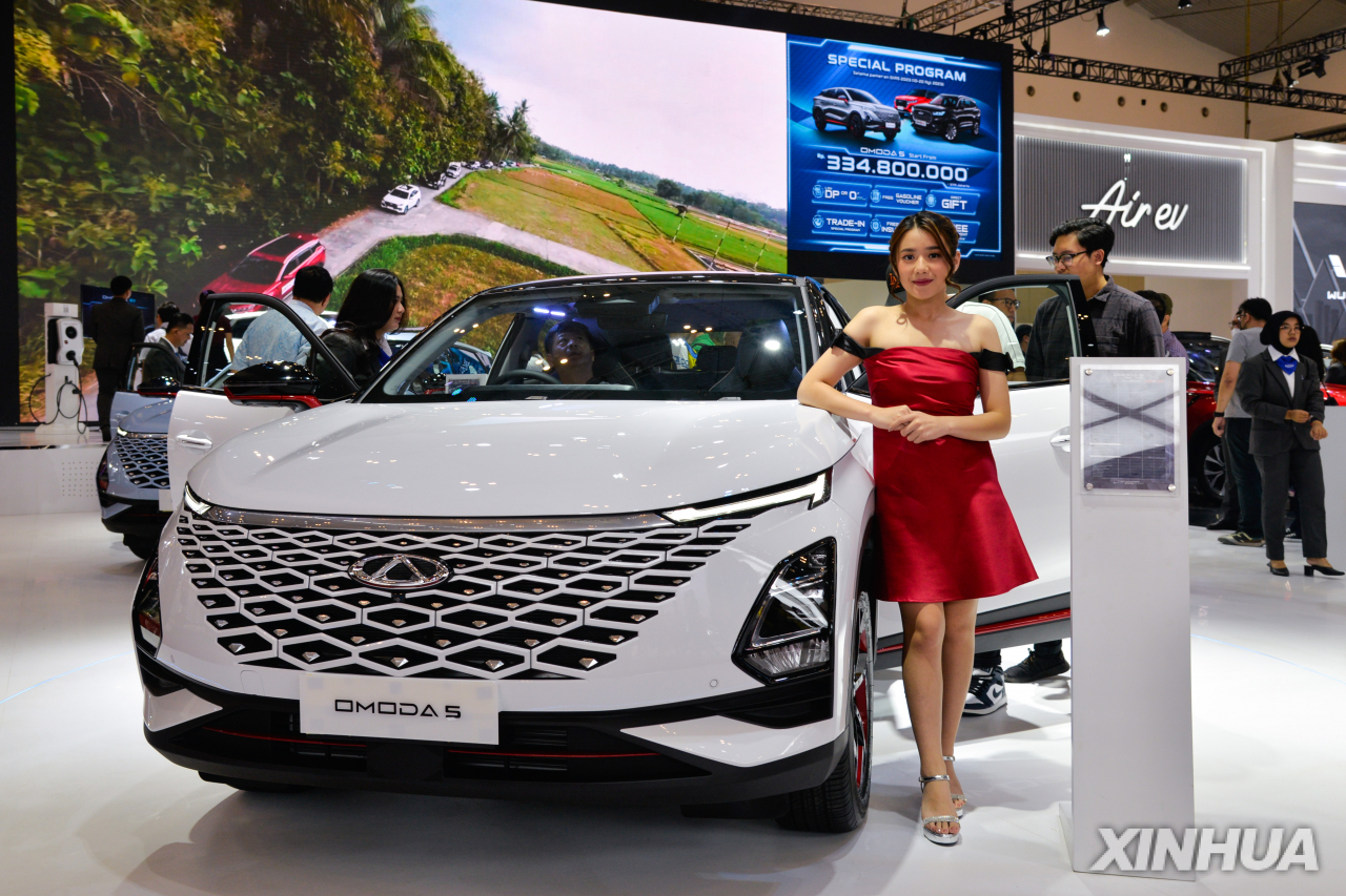 GIIAS 2023 현대자동차 부스에서 전시된 차량 앞에서 모델이 포즈를 취하고 있다. [신화]