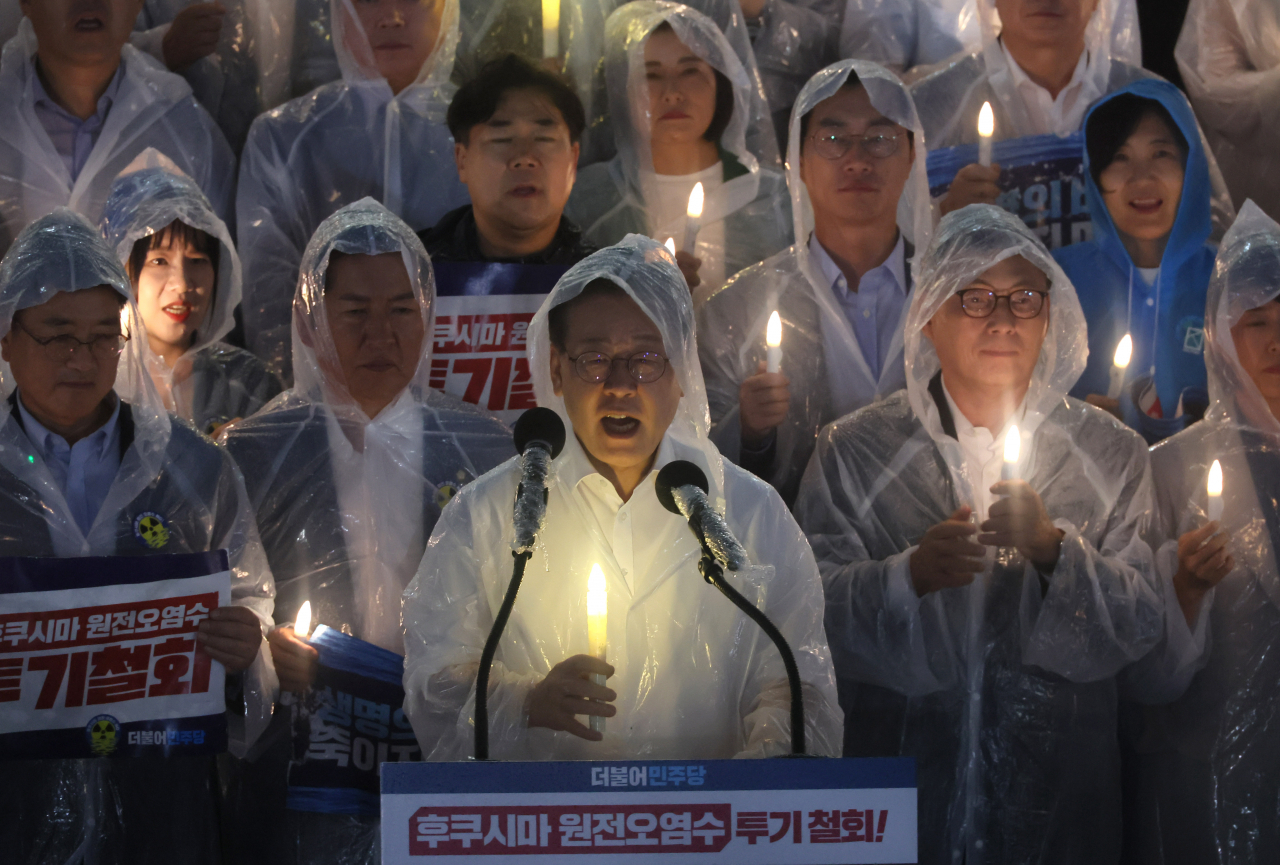 이재명 더불어민주당 대표가 23일 국회 본청 앞 계단에서 열린 후쿠시마 원전오염수 해양투기 철회 촉구 촛불집회에서 발언하고 있다. [연합]