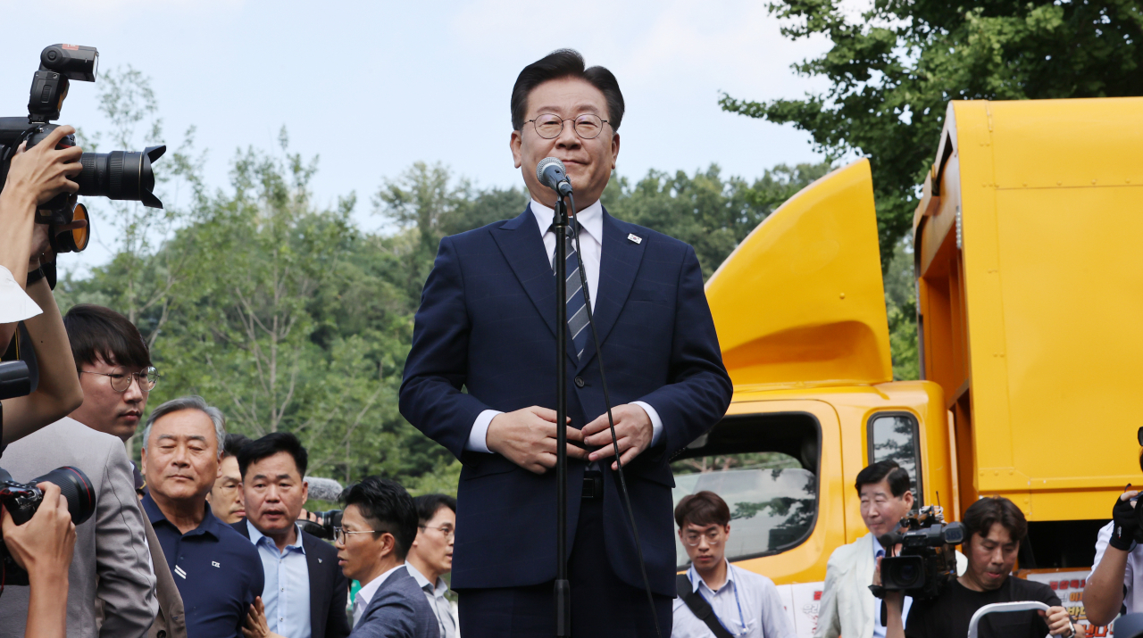 이재명 더불어민주당 대표가 백현동 특혜개발 의혹과 관련해 피의자 신분으로 조사를 받기 위해 17일 오전 서울 서초구 서울중앙지검 앞에서 조사실로 들어가기 전 입장을 밝히고 있다. [연합]