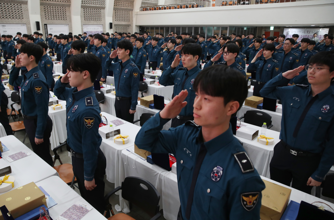 지난 4월 서울 경찰청에서 열린 마지막 의무경찰 기수인 1142기가 합동전역식에서 전역자들이 국민의례를 하고 있다. [뉴시스]