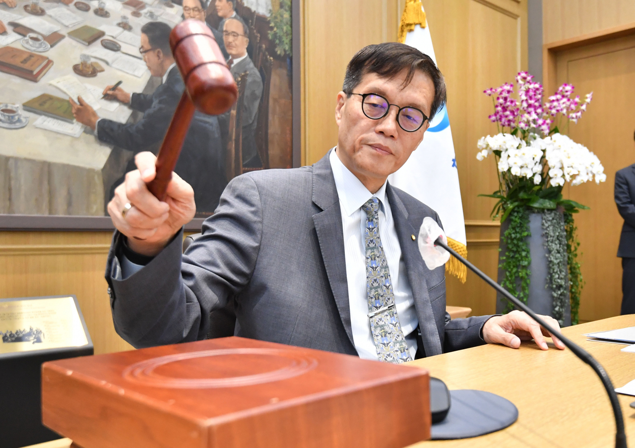 이창용 한국은행 총재가 24일 서울 중구 한국은행에서 열린 금융통화위원회를 주재하며 의사봉을 두드리고 있다. [사진공동취재단]