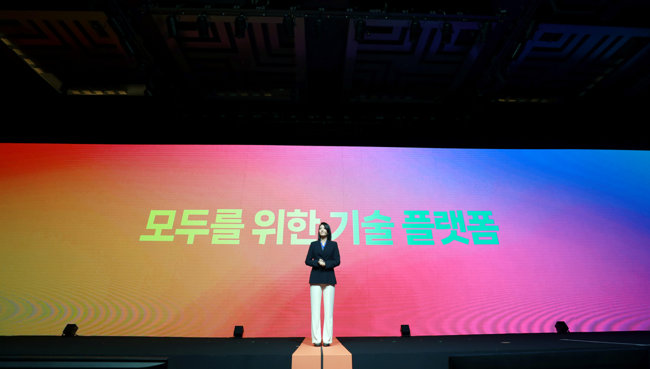 24일 DAN 콘퍼런스에서 발표하고 있는 최수연 네이버 대표이사. [네이버 제공]