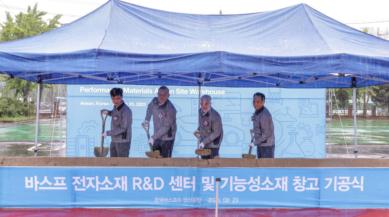 허윤준(왼쪽부터) 한국바스프㈜ 자동차, 소재 및 산업 솔루션 사업부문 사장과 옌스 리베르만 바스프 그룹 전자소재 반도체 사업부 사장, 앤디 포슬트웨이트 바스프 그룹 아태지역 기능성소재 사업부문 총괄, 박인규 바스프 그룹 전자소재 사업부 글로벌 엔지니어링 리드가 23일 한국바스프 안산공장에서 열린 전자소재 R&D(연구개발) 센터 기공식에서 시삽을 하고 있다. [바스프 제공]