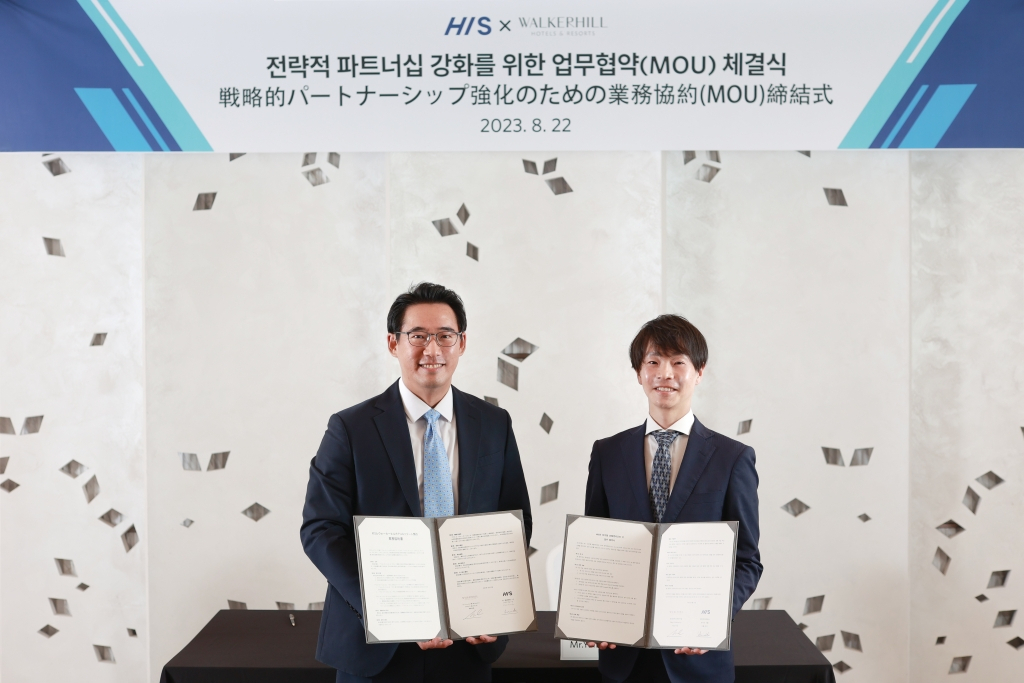 워커힐 호텔앤리조트가 22일 일본 최대 여행사 HIS와 한국 여행 상품 활성화를 위한 업무협약식을 체결했다. 왼쪽부터 장진오 워커힐 호텔앤리조트 세일즈·마케팅실장, 야마다 다이지 HIS 아시아그룹 리더. [워커힐 호텔앤리조트 제공]